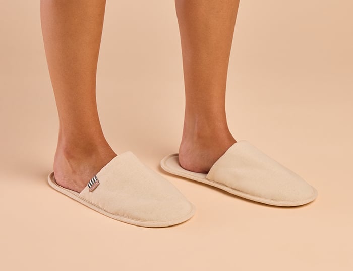 FeelGoodz_HospitalitySlippers_Lifestyle_FW2025_WEB-11 copy