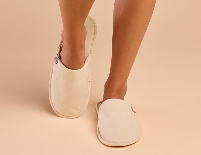 FeelGoodz_HospitalitySlippers_Lifestyle_FW2025_WEB-12 copy