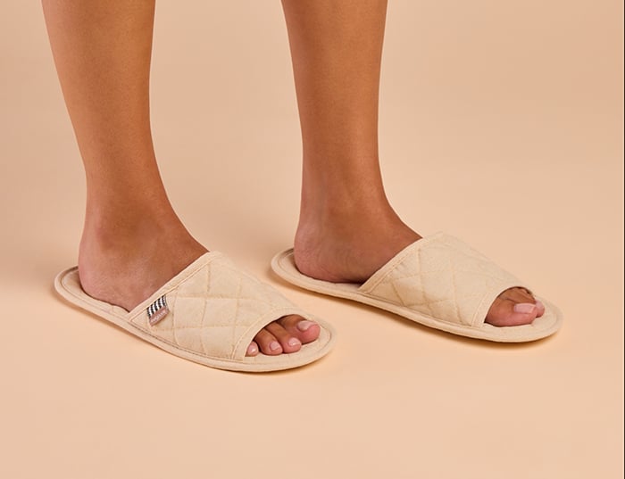 FeelGoodz_HospitalitySlippers_Lifestyle_FW2025_WEB-13 copy