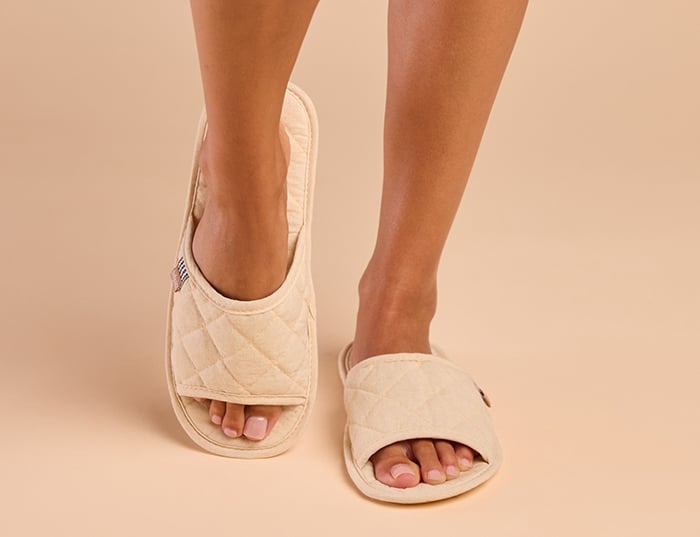 FeelGoodz_HospitalitySlippers_Lifestyle_FW2025_WEB-14 copy