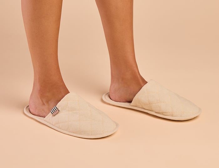 FeelGoodz_HospitalitySlippers_Lifestyle_FW2025_WEB-15 copy