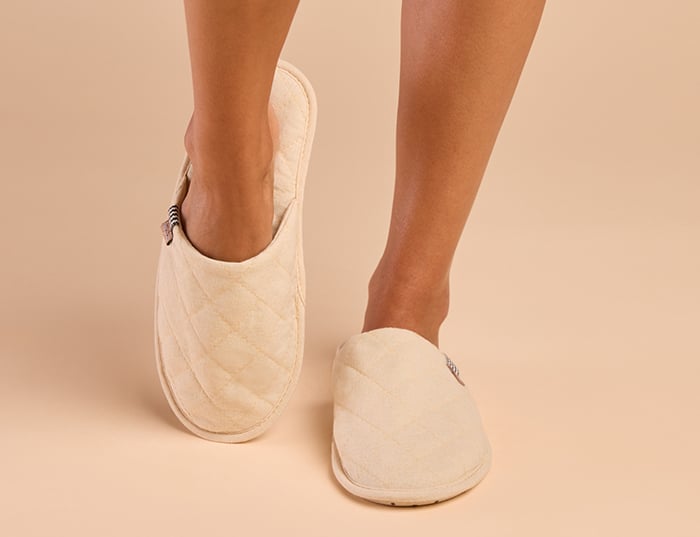FeelGoodz_HospitalitySlippers_Lifestyle_FW2025_WEB-16 copy