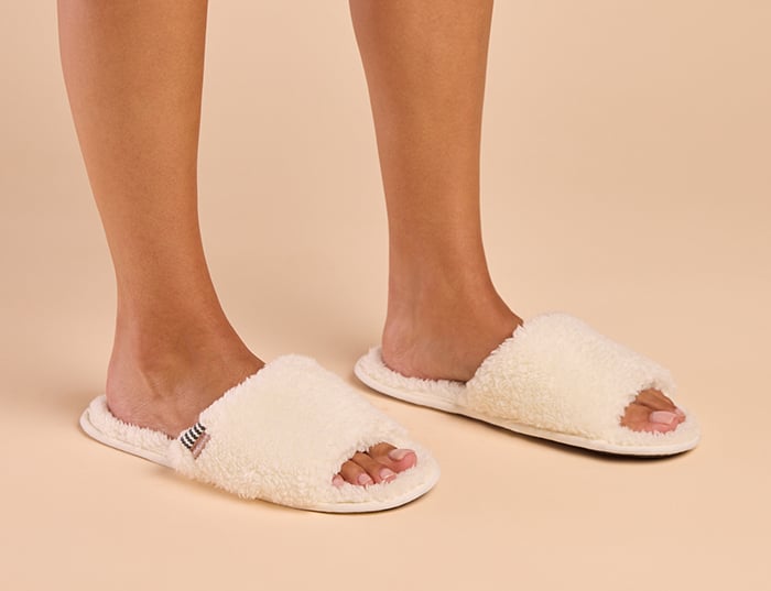 FeelGoodz_HospitalitySlippers_Lifestyle_FW2025_WEB-17 copy