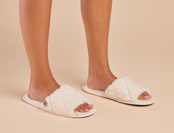 FeelGoodz_HospitalitySlippers_Lifestyle_FW2025_WEB-19 copy