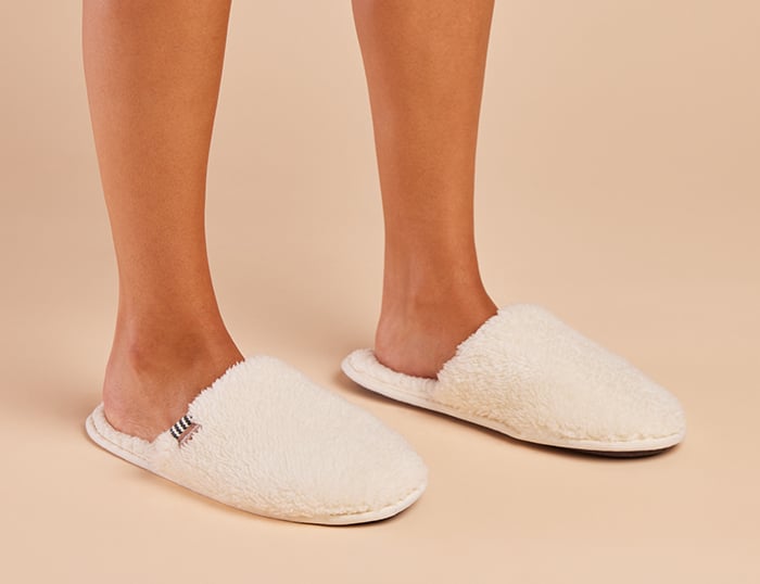 FeelGoodz_HospitalitySlippers_Lifestyle_FW2025_WEB-21 copy