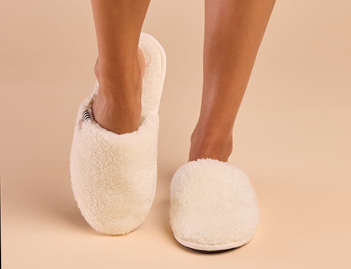 FeelGoodz_HospitalitySlippers_Lifestyle_FW2025_WEB-22 copy