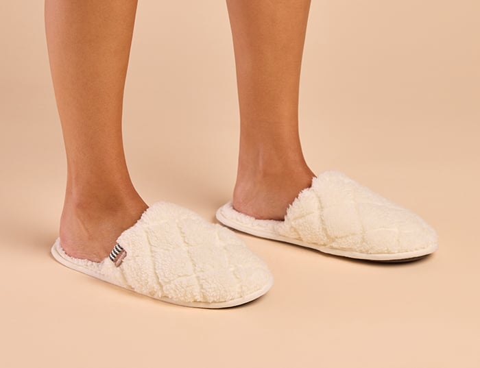 FeelGoodz_HospitalitySlippers_Lifestyle_FW2025_WEB-23 copy