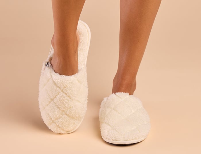 FeelGoodz_HospitalitySlippers_Lifestyle_FW2025_WEB-24 copy
