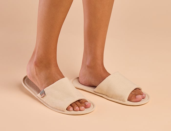 FeelGoodz_HospitalitySlippers_Lifestyle_FW2025_WEB-9 copy